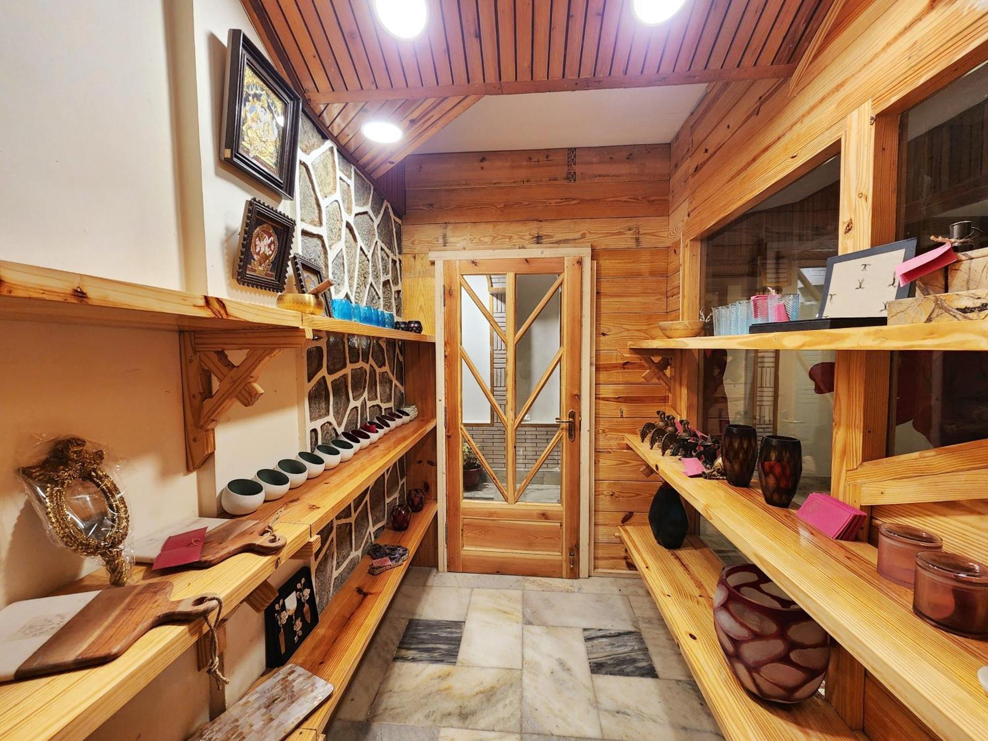 Hotel Pineview Шимла Экстерьер фото