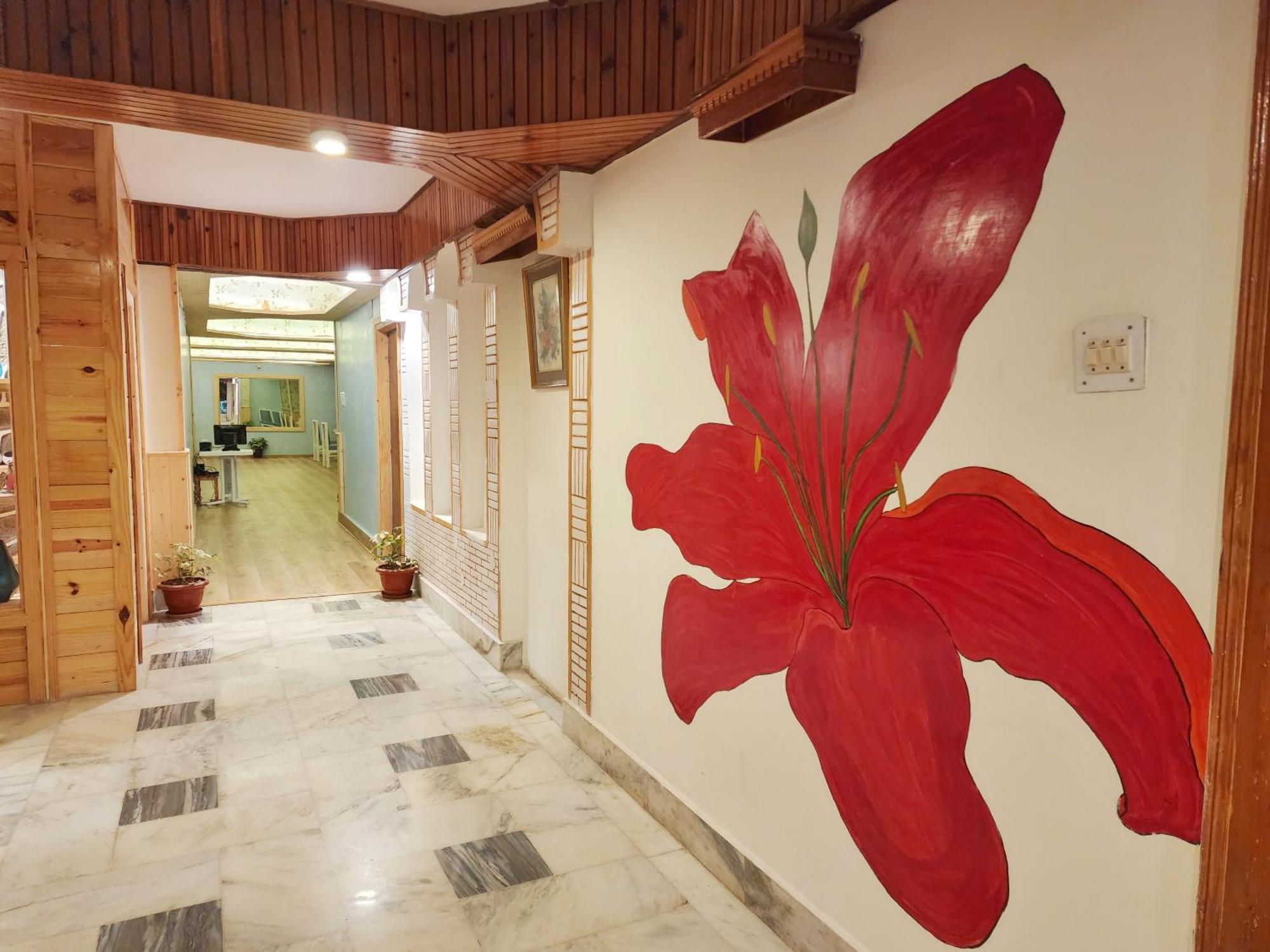 Hotel Pineview Шимла Экстерьер фото