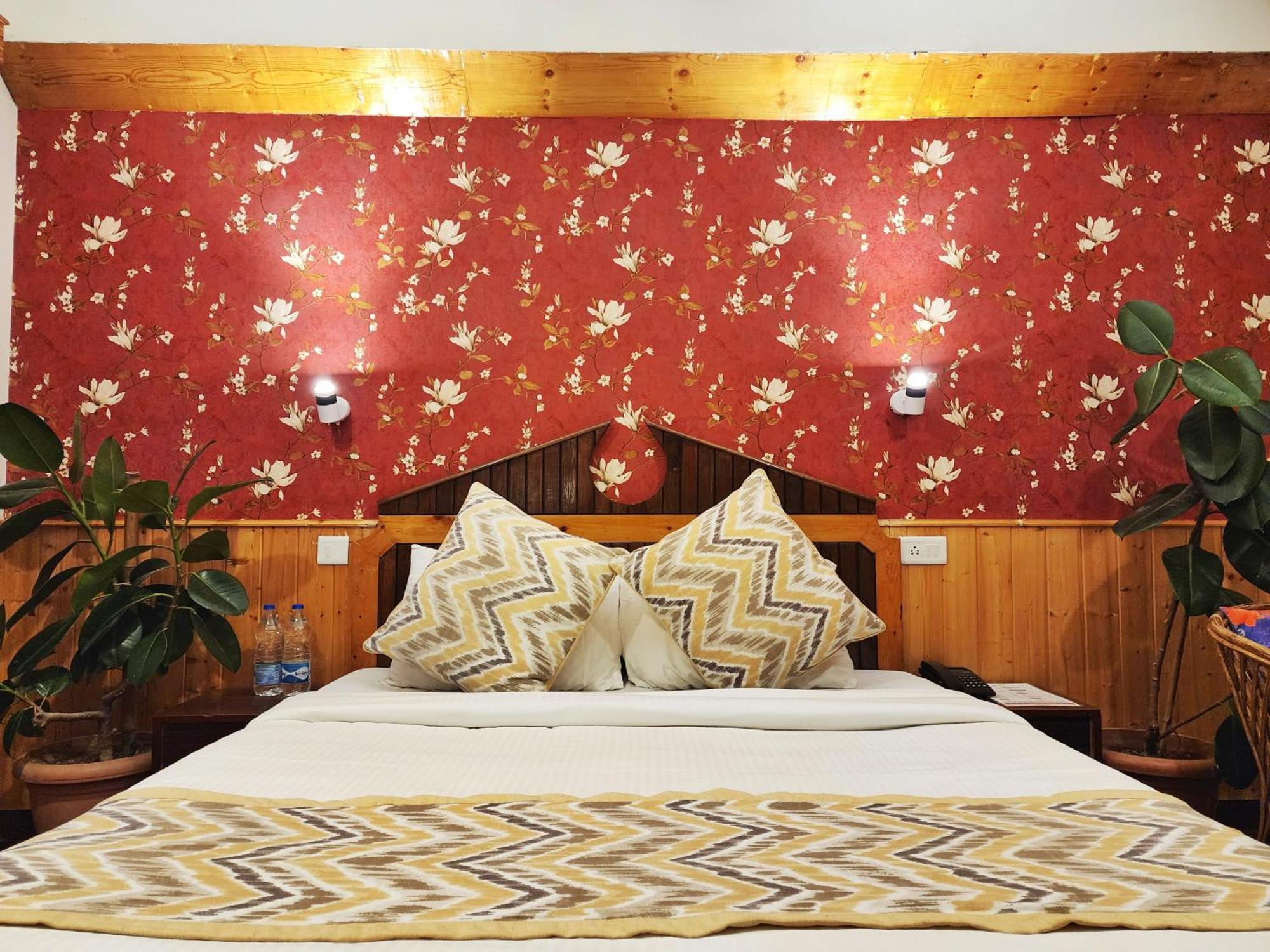Hotel Pineview Шимла Экстерьер фото