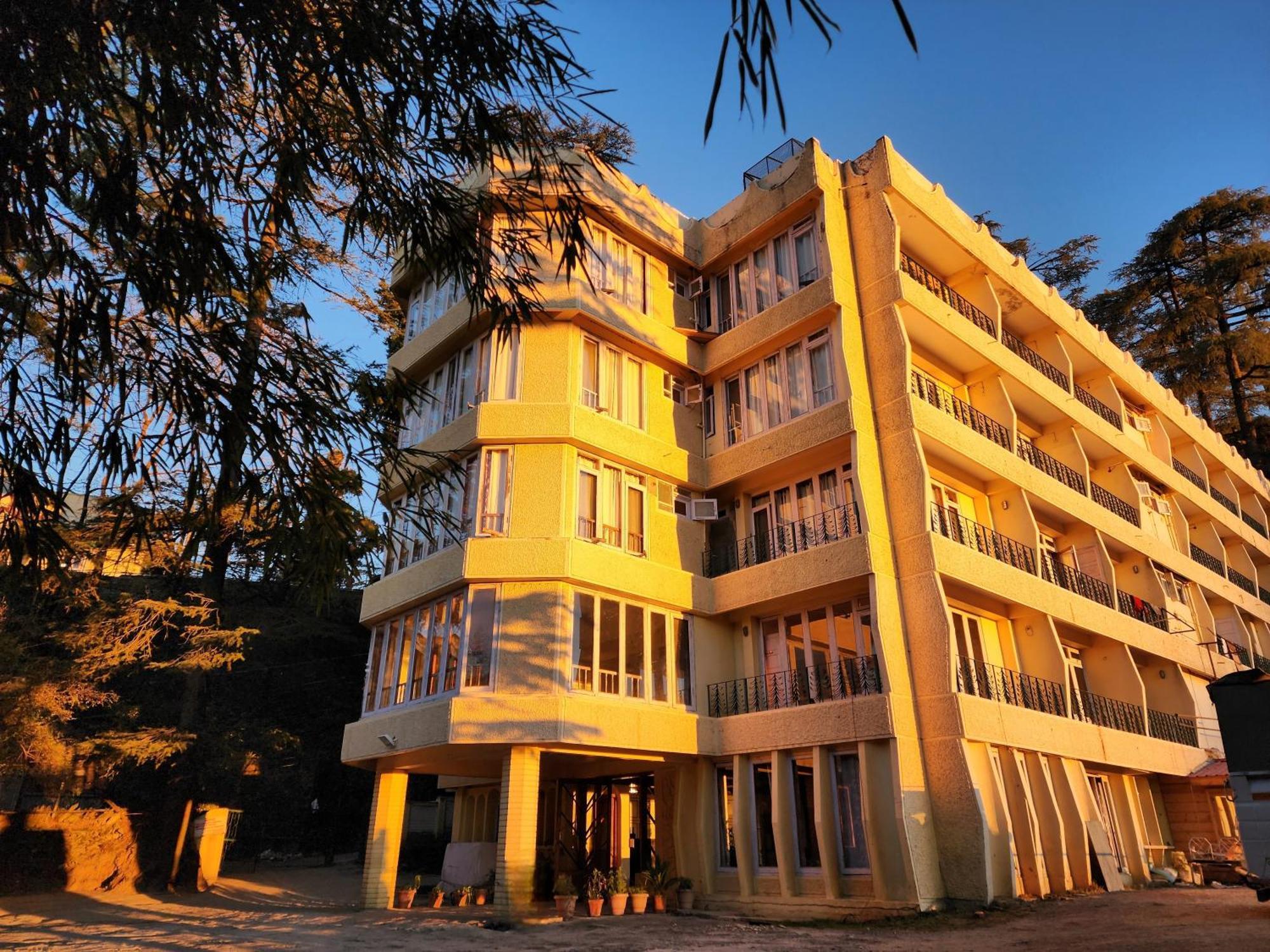 Hotel Pineview Шимла Экстерьер фото