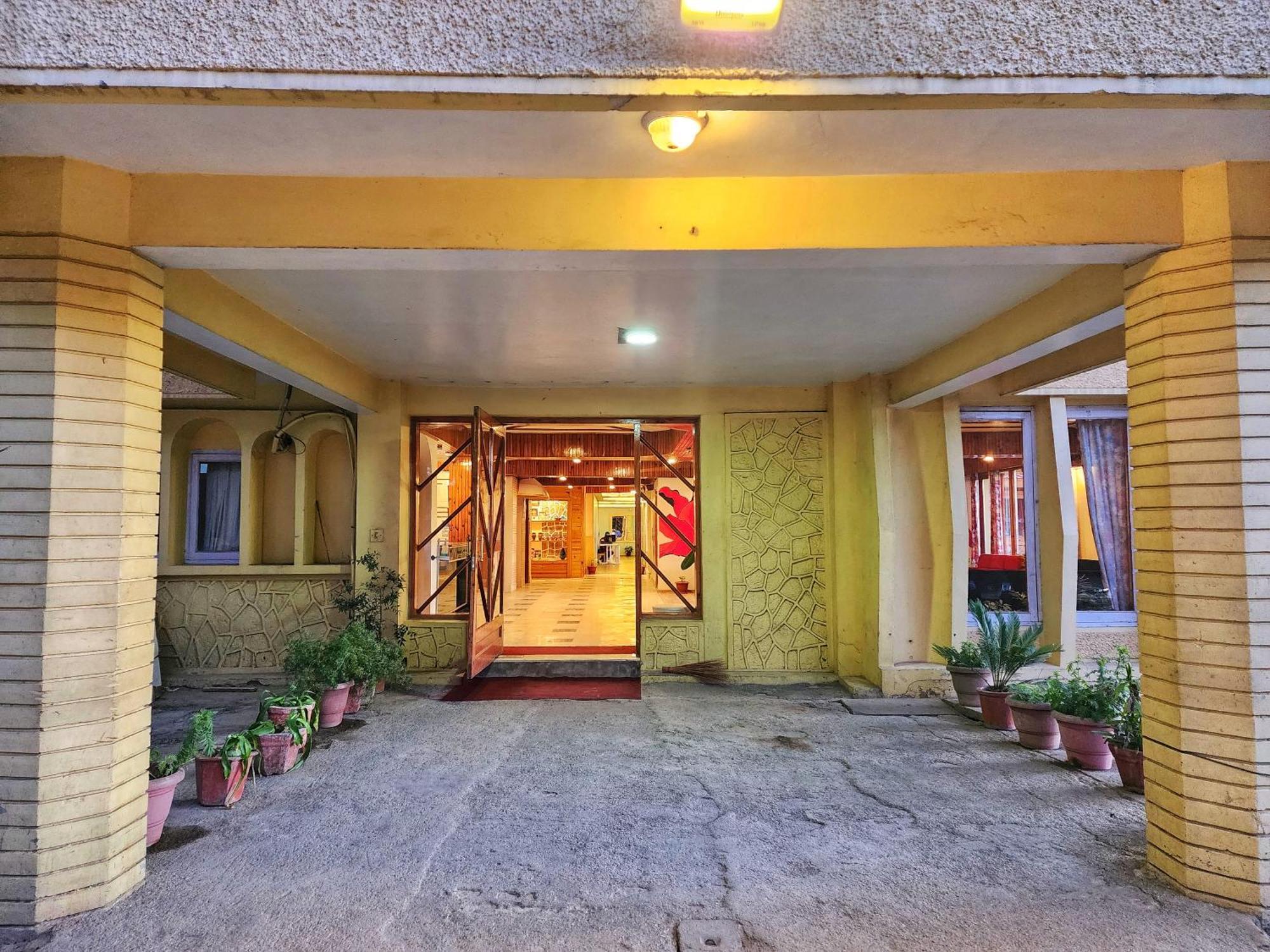 Hotel Pineview Шимла Экстерьер фото