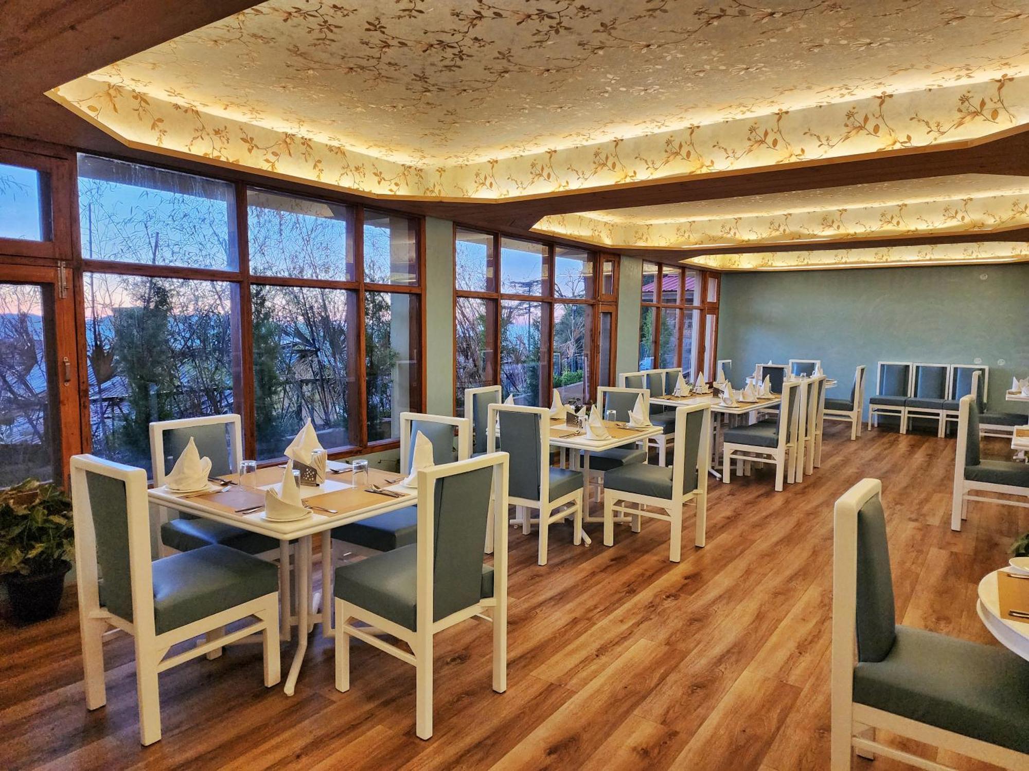 Hotel Pineview Шимла Экстерьер фото
