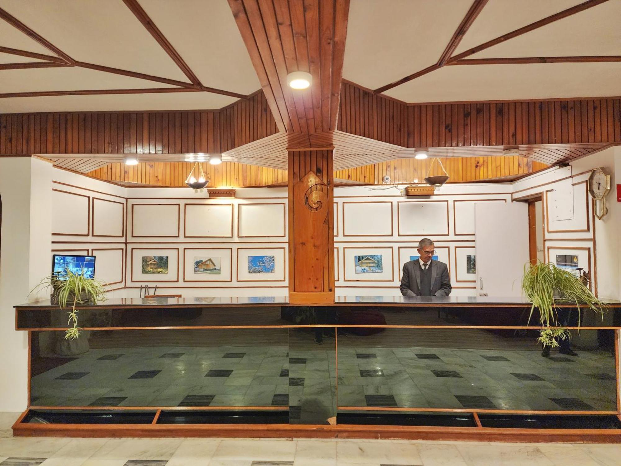 Hotel Pineview Шимла Экстерьер фото