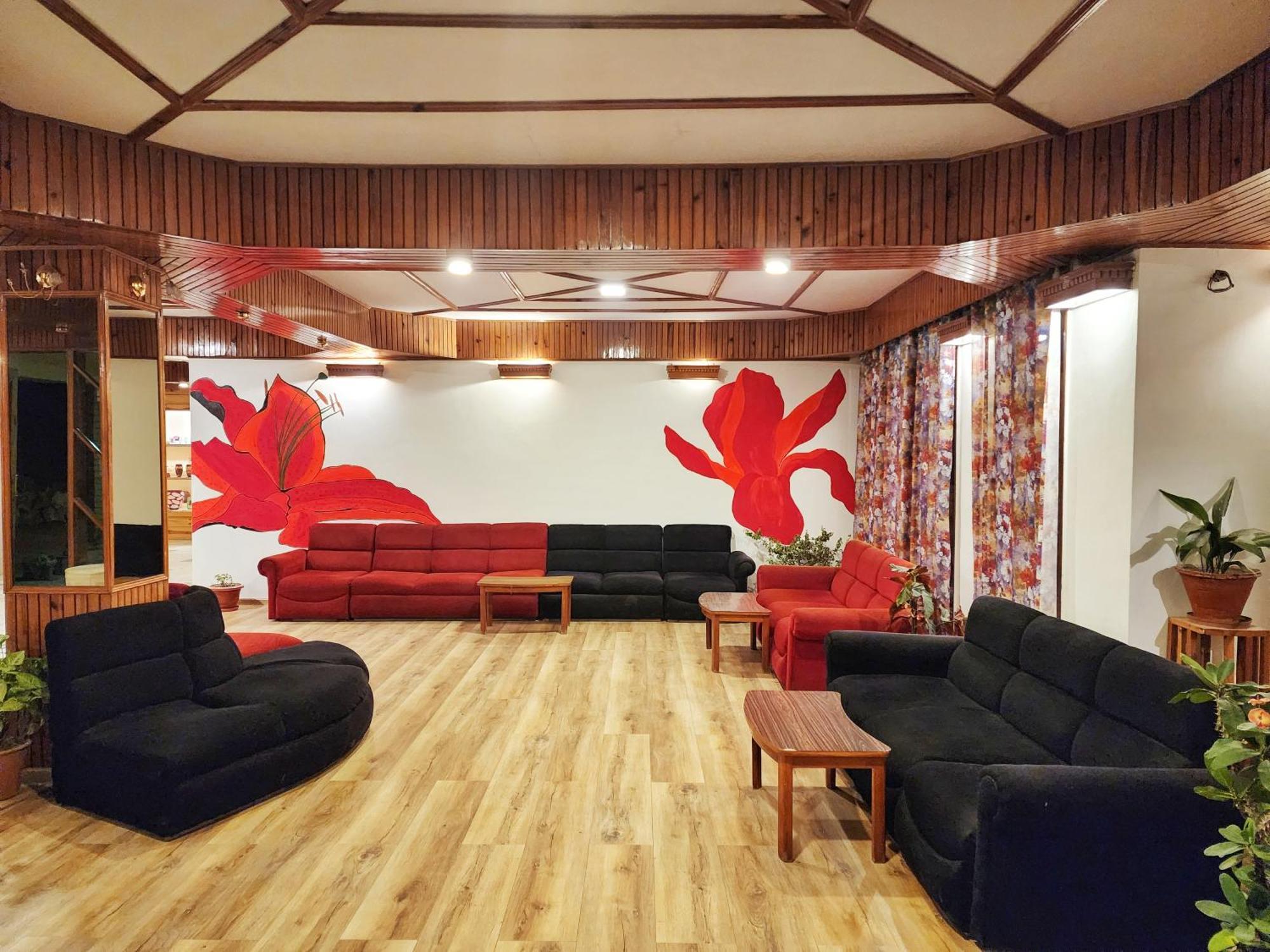 Hotel Pineview Шимла Экстерьер фото