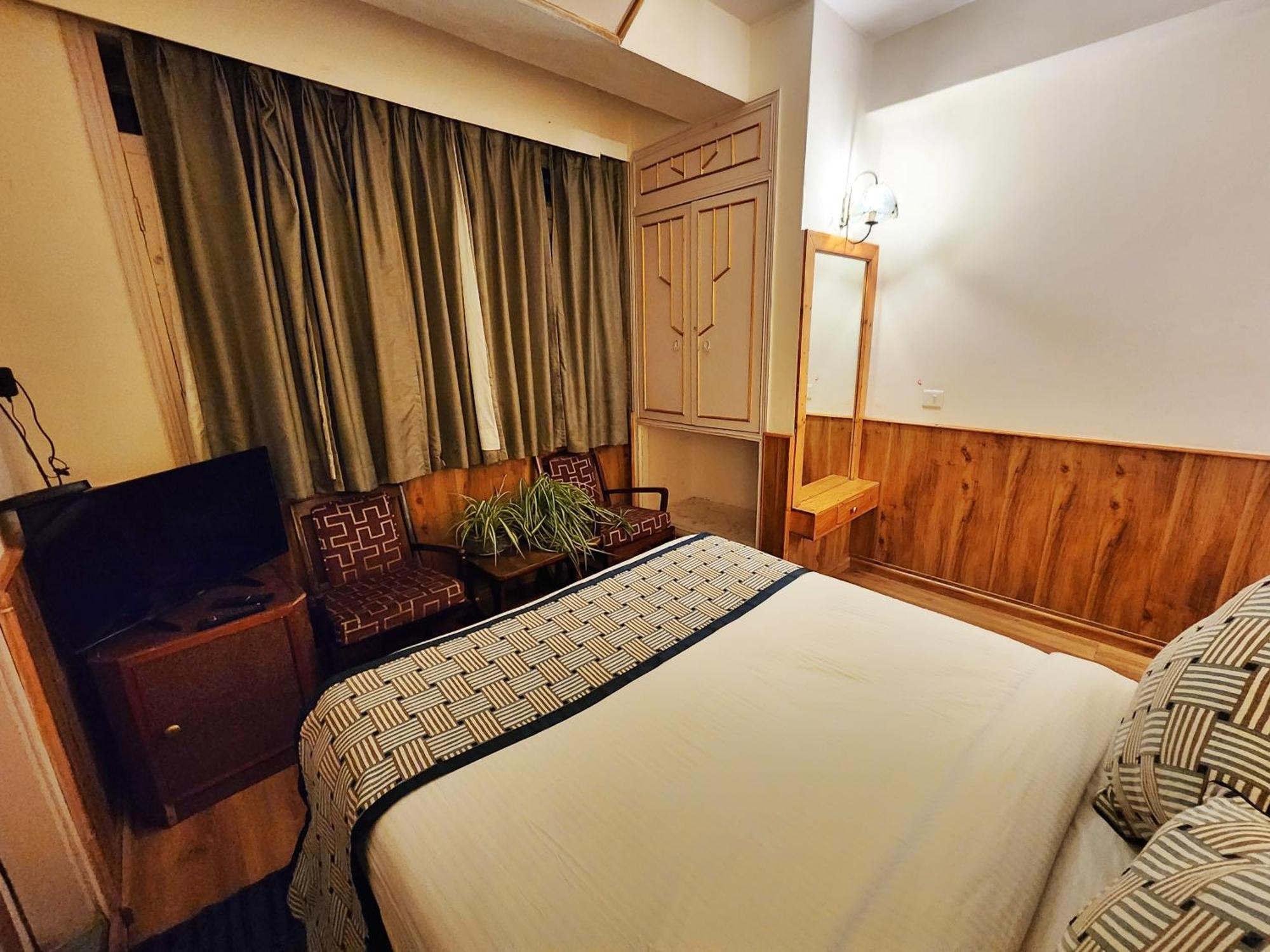 Hotel Pineview Шимла Экстерьер фото