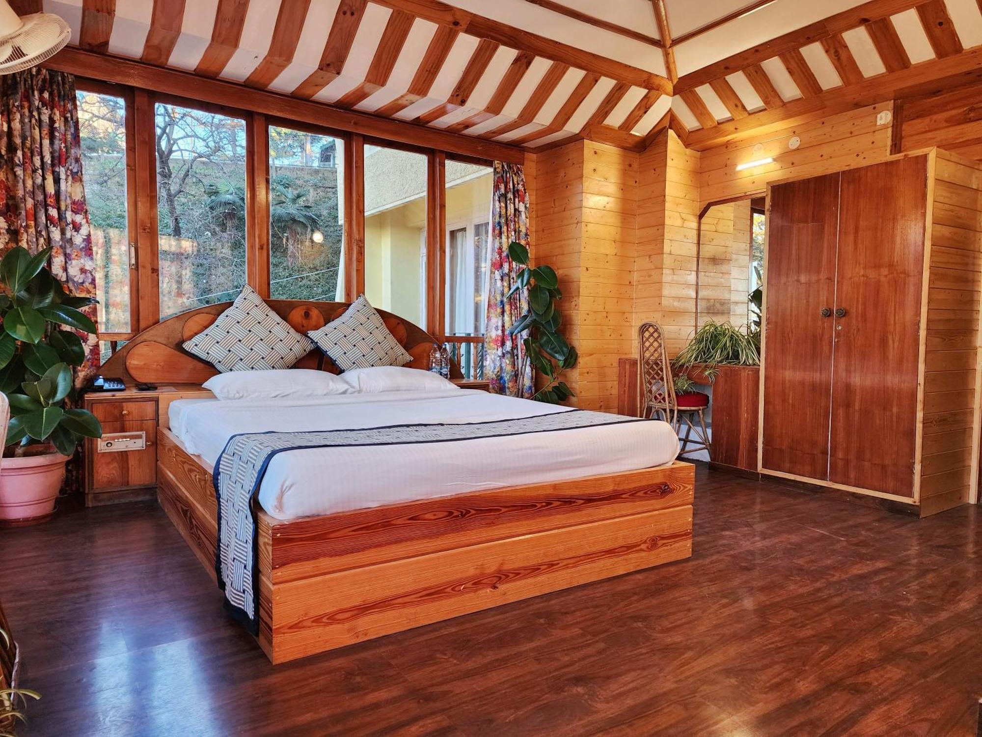 Hotel Pineview Шимла Экстерьер фото