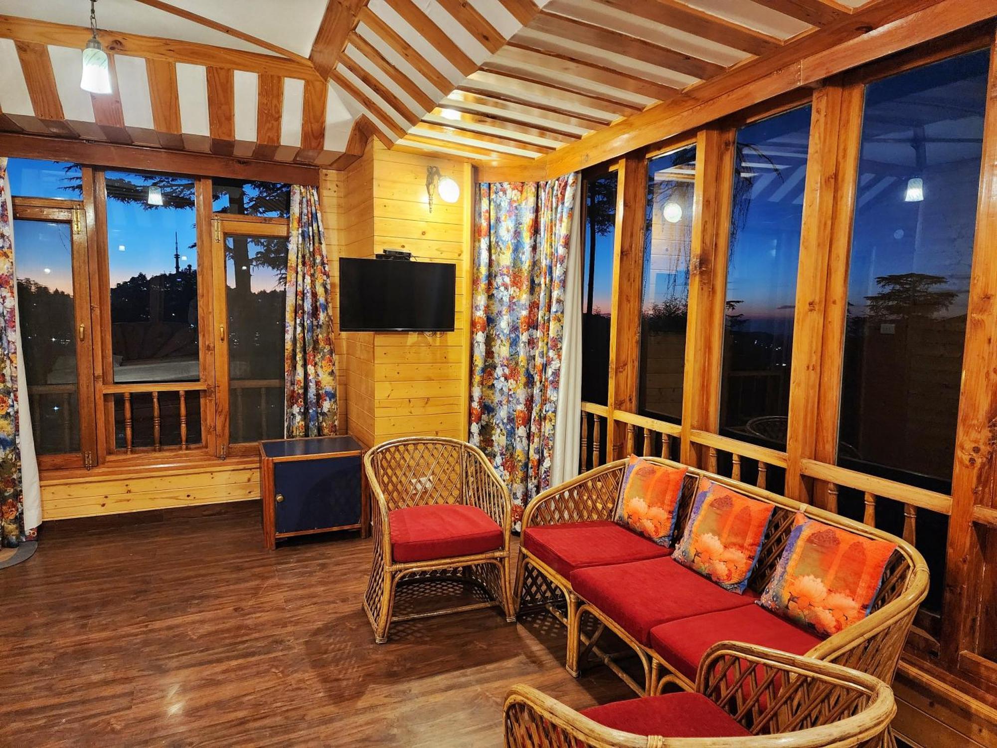 Hotel Pineview Шимла Экстерьер фото
