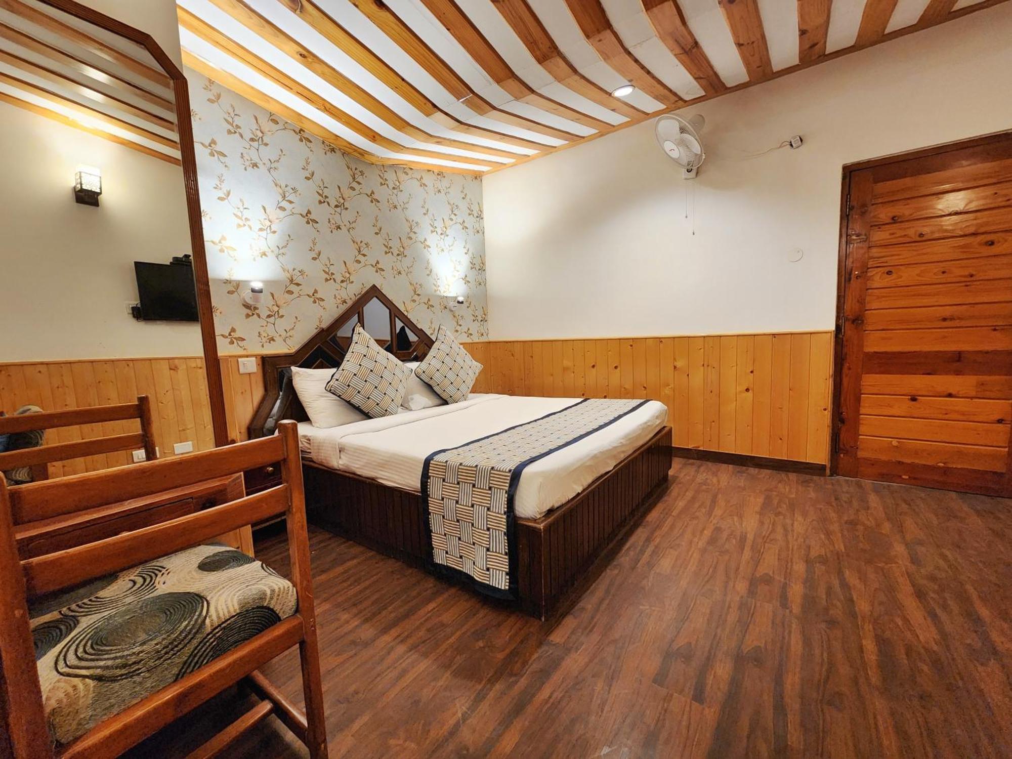 Hotel Pineview Шимла Экстерьер фото