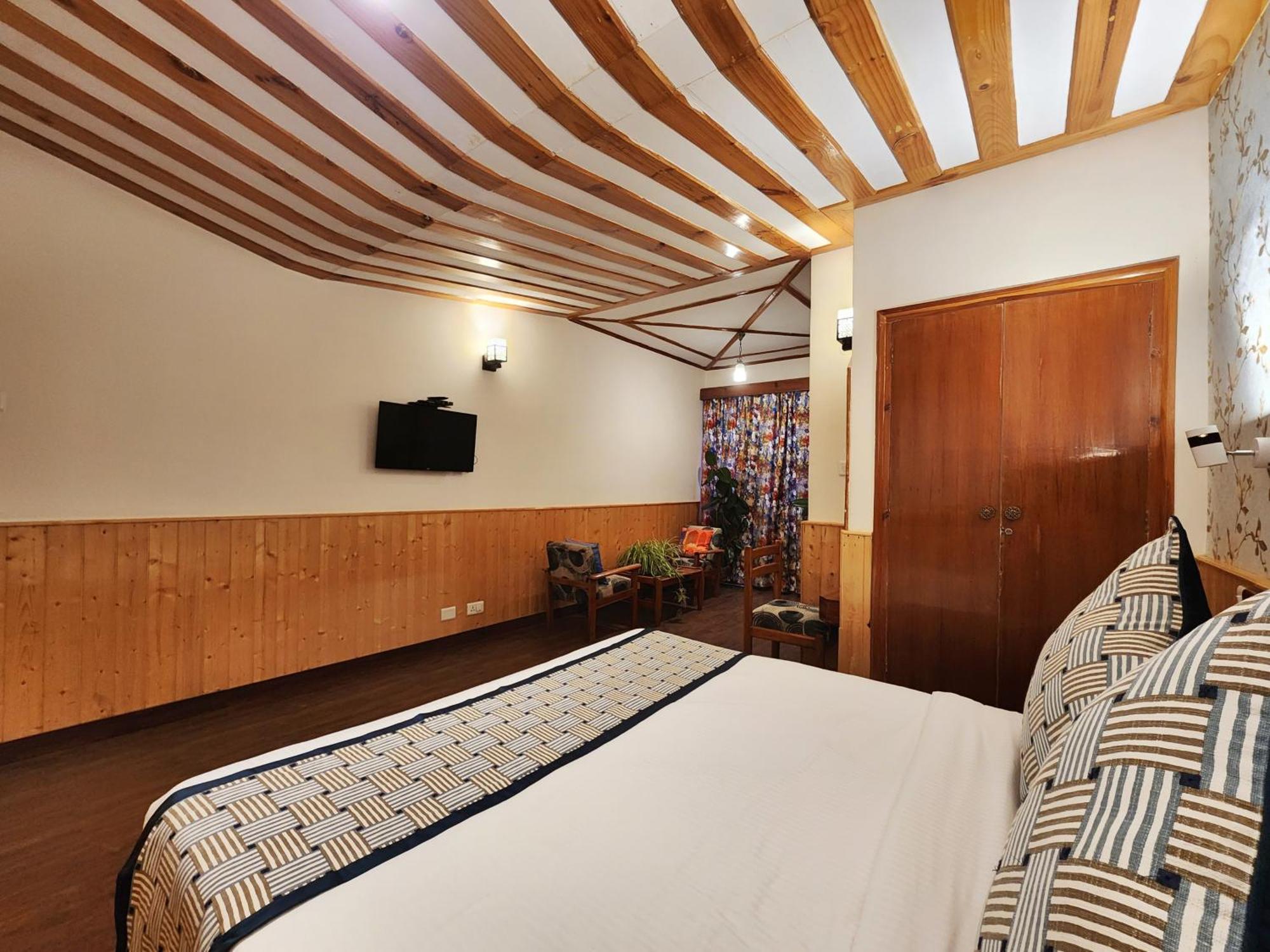 Hotel Pineview Шимла Экстерьер фото