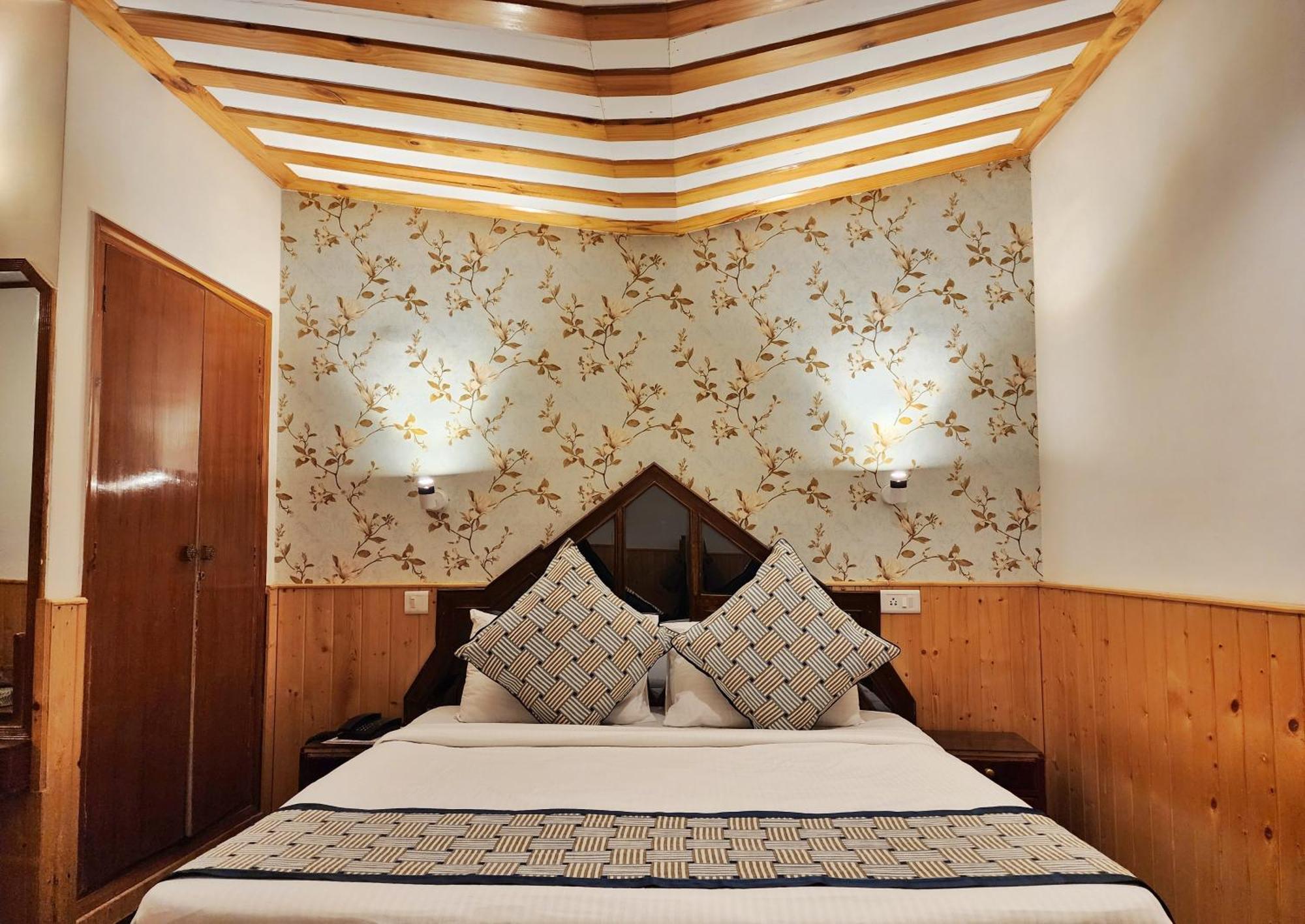 Hotel Pineview Шимла Экстерьер фото