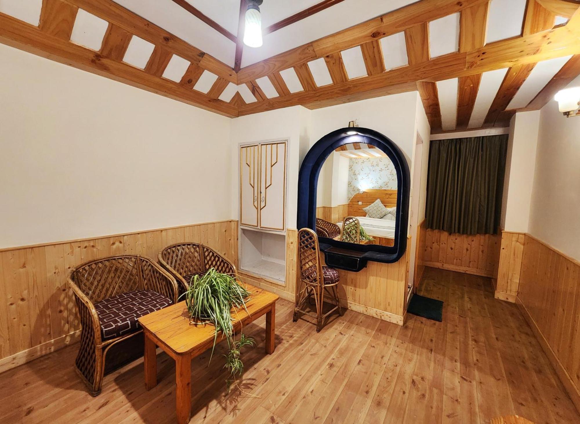 Hotel Pineview Шимла Экстерьер фото