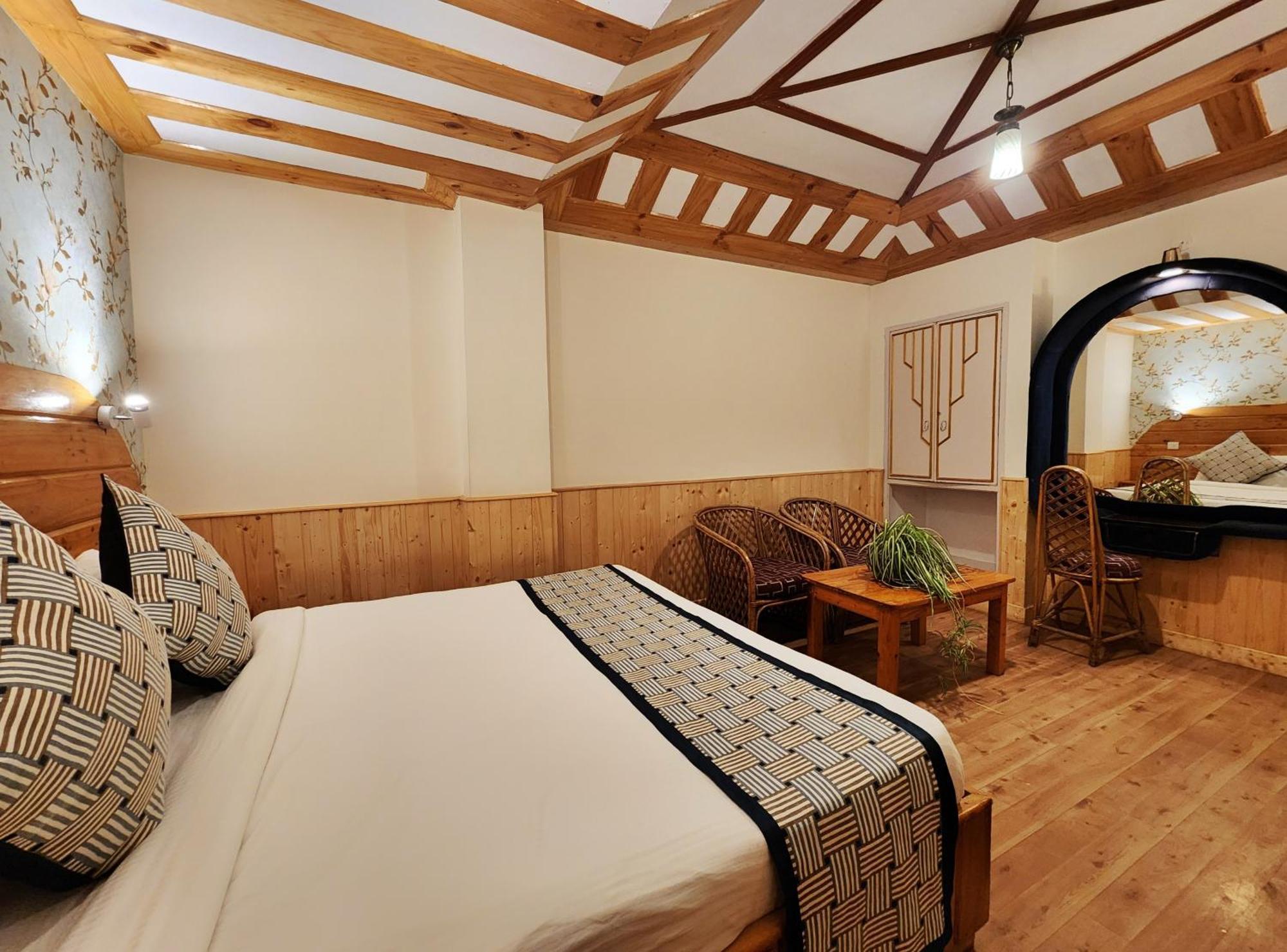 Hotel Pineview Шимла Экстерьер фото
