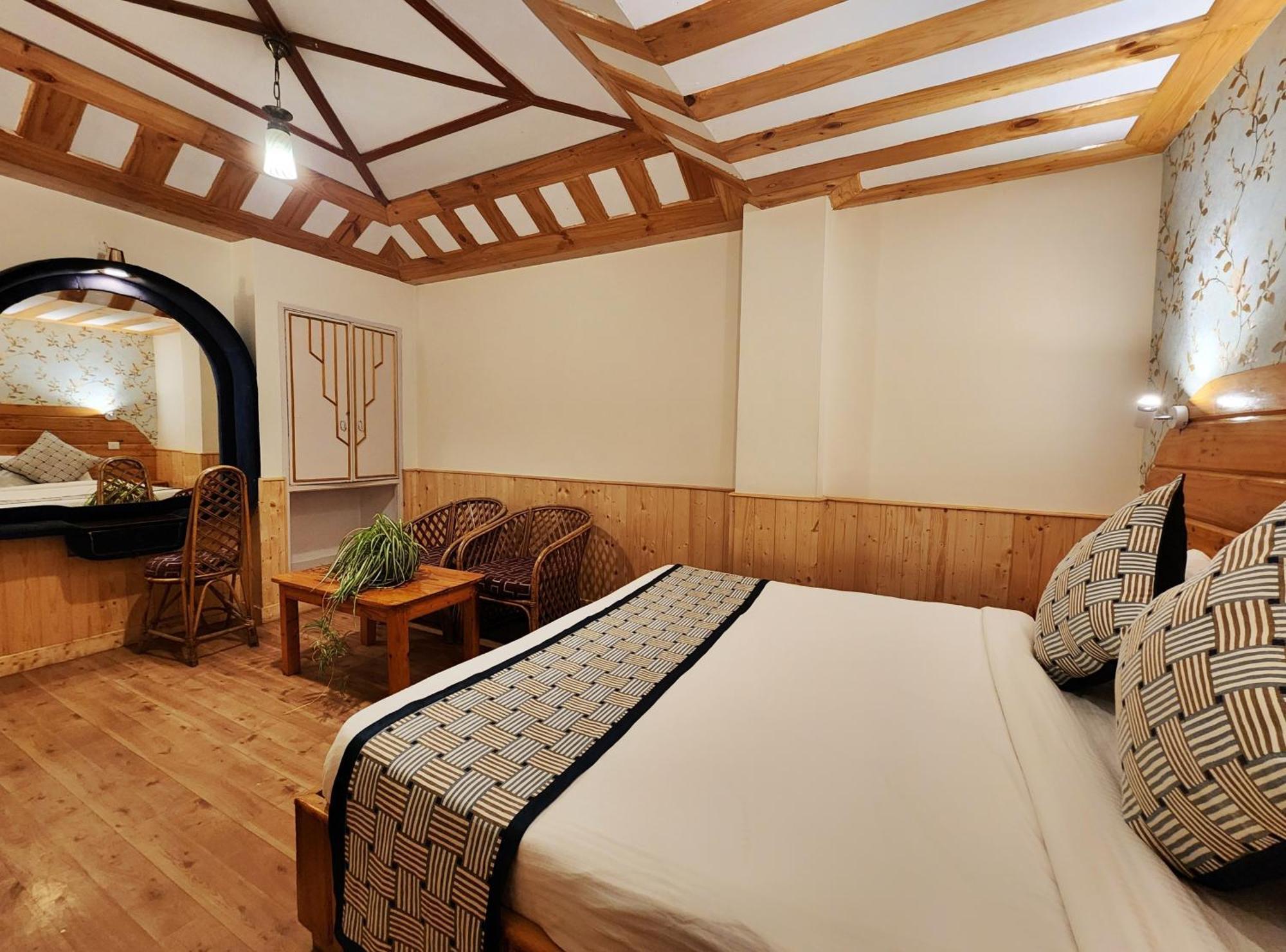 Hotel Pineview Шимла Экстерьер фото