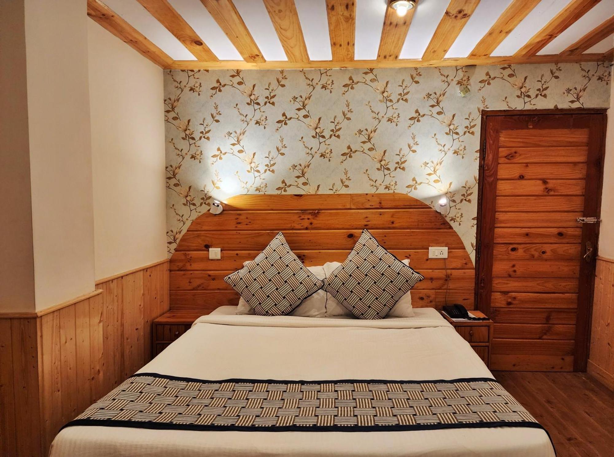 Hotel Pineview Шимла Экстерьер фото